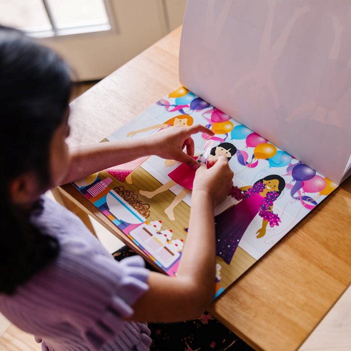 חוברת מדבקות רב פעמית מבית היוצר של מליסה ודאג- הלבשה